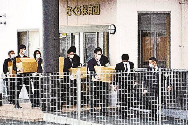 私立「さくら保育園」を家宅捜索し、押収した資料などを運び出す静岡県警の捜査員＝４日、静岡県裾野市