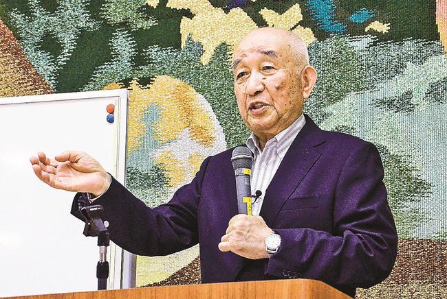 出雲弁をテーマに語る荒神谷博物館の藤岡大拙館長＝松江市玉湯町湯町、玉湯公民館