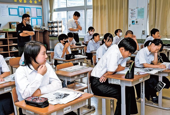 目を引く見出しを考える生徒＝津和野町町田、津和野中学校