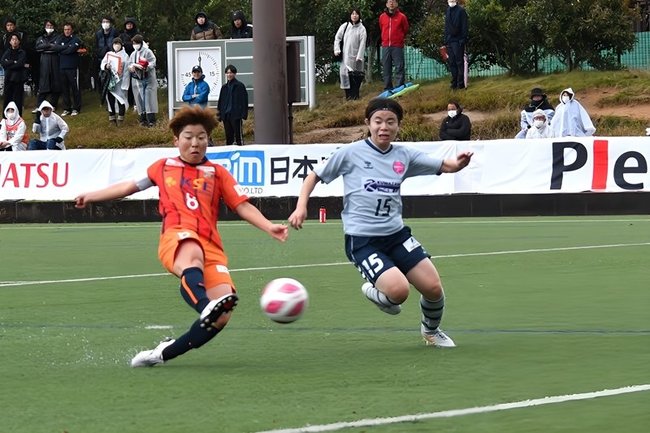 【第２節・ディオッサ出雲ＦＣ－ノルディーア北海道】前半１２分、ディオッサ出雲のＤＦ友近真那（左）がシュートを決め、１－０とする＝出雲市矢野町、出雲健康公園多目的運動場