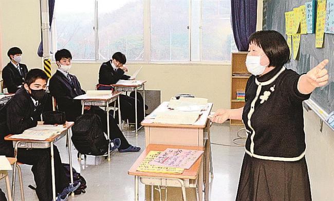 田渕直子さん（右）から、がんについて学ぶ浜田水産高校の生徒