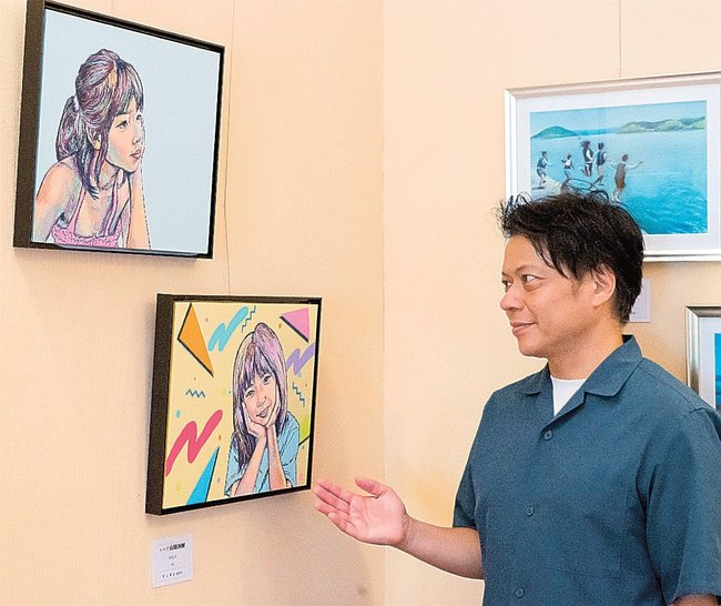 自作の「Ｓ－Ｇｉｒｌ」を紹介する前田夏樹教授＝米子市西福原６丁目、ホームデコ米子店