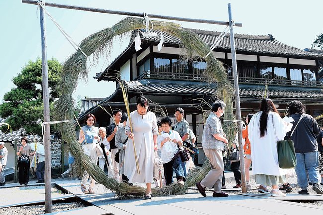 無病息災を願い茅の輪をくぐる参拝者∥出雲市大社町杵築東、出雲大社北島国造館