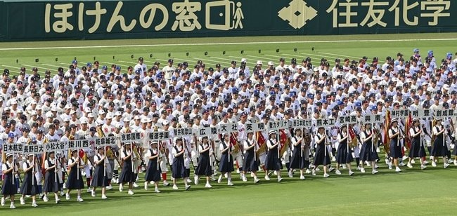 第１０６回全国高校野球選手権大会の開会式で一斉行進する各校の選手たち＝７日、甲子園球場