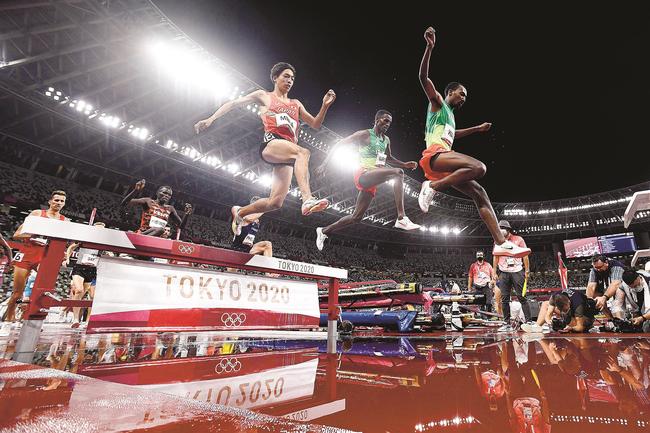 男子３０００㍍障害決勝　水濠を越える三浦龍司（手前右から３人目）＝国立競技場