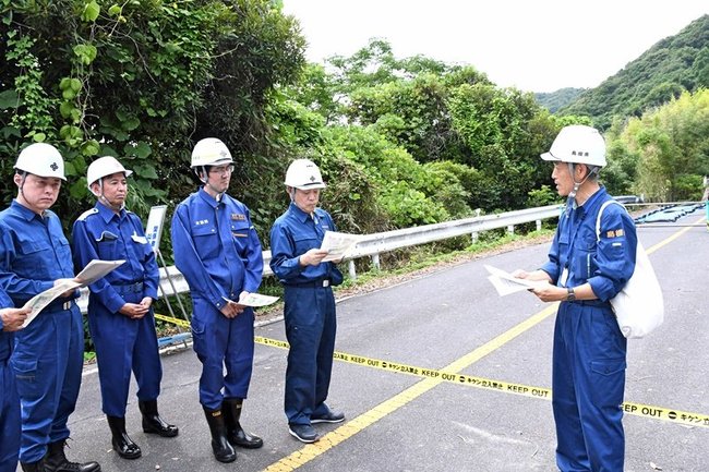 崩落した県道の説明を受ける青木一彦参院議員（左から４人目）と高見康裕衆院議員（同３人目）＝出雲市大社町日御碕