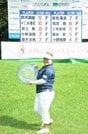 スコアボードの前で優勝トロフィーのガラス製プレートを持つ鈴木麻綾＝大山平原ゴルフクラブ