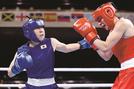女子フェザー級準決勝　２回、英国選手（右）を攻める入江聖奈＝両国国技館