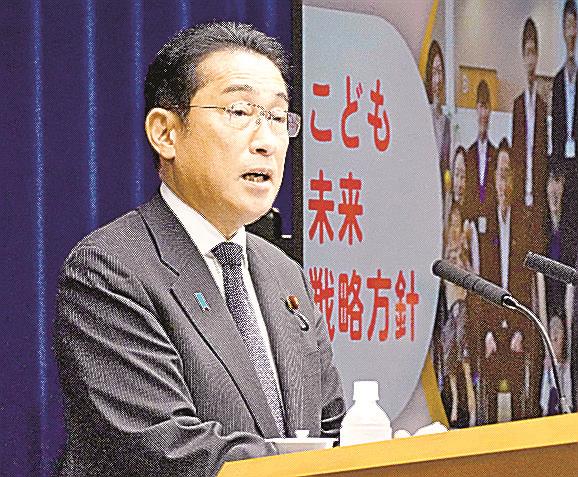 骨太方針の柱となる少子化対策「こども未来戦略方針」を説明する岸田首相＝13日午後、首相官邸