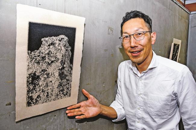 自作を紹介する紀成道さん＝雲南市木次町寺領、ワイナリー奥出雲葡萄園