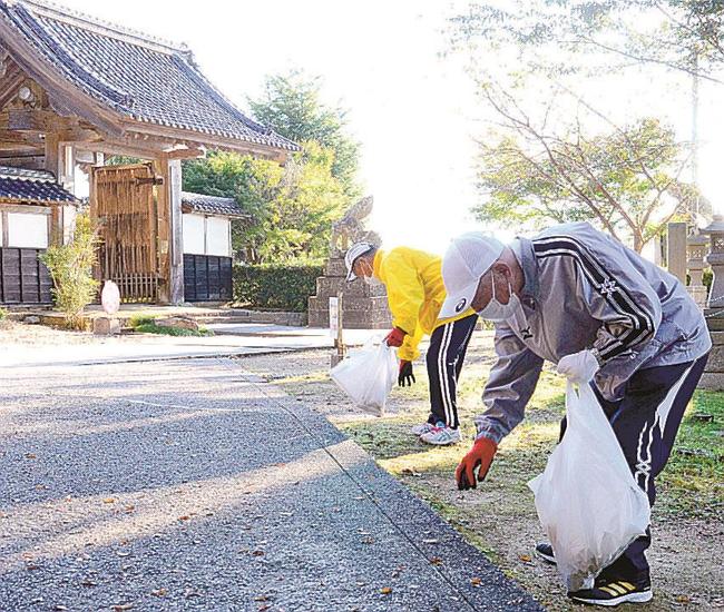 一畑薬師マラソン大会のコーを清掃する平田走ろう会のメンバー＝出雲市小境町