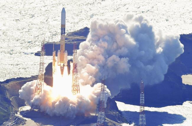 月面着陸を目指す探査機などを載せ、打ち上げられるＨ２Ａロケット４７号機＝７日午前８時４２分、鹿児島県の種子島宇宙センター（共同通信社ヘリから）