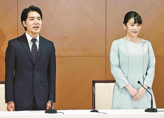 結婚し、記者会見に臨む小室圭さんと眞子さん＝２６日午後２時、東京都内のホテル