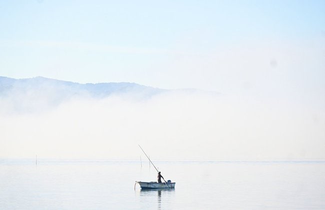 深い霧に覆われた宍道湖＝１９日午前９時４分、松江市千鳥町（石飛達哉撮影）