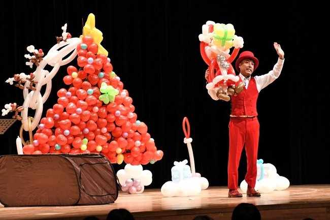 バルーンアートでサンタクロースを披露するさと原人さん=松江市殿町、島根県民会館