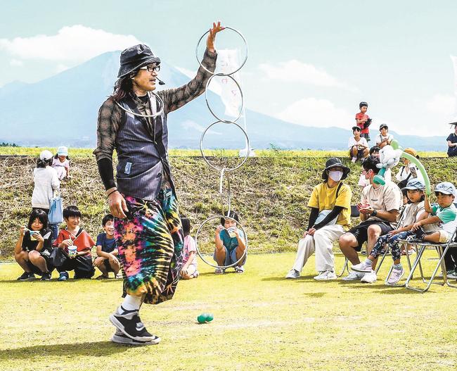 来場者の前で大道芸を披露するパフォーマー＝鳥取県伯耆町須村