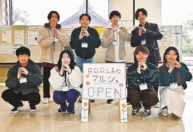 イベントに合わせ集結し、「ぱらてぃみ」ポーズを取って記念写真に収まるメンバー＝松江市白潟本町、スティックビル