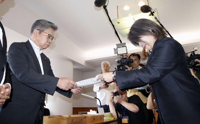 静岡県伊東市議会の解散通知書を中島弘道議長（左）に手渡す田久保真紀市長＝１０日午前、伊東市