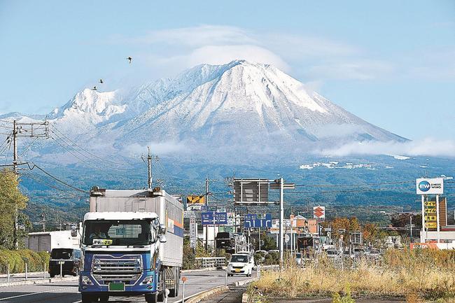 冠雪で山肌が白く染まった大山=鳥取県日吉津村日吉津