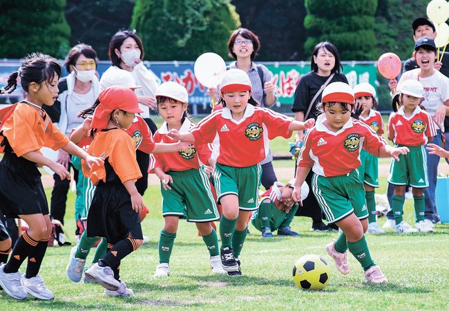 サッカー大会でボールを追いかける園児＝浜田市黒川町、市陸上競技場