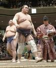 大相撲秋場所千秋楽で正代（左）を寄り切りで下した照ノ富士。５度目の優勝を果たした＝２６日、東京・両国国技館