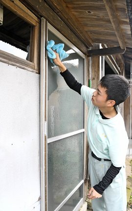 西田千太郎の旧居の窓掃除をする松江養護学校乃木校舎の生徒＝松江市新雑賀町