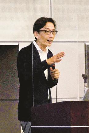 子ども食堂は地域交流の場と話す湯浅誠さん＝松江市学園南１丁目、くにびきメッセ