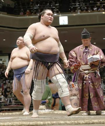 大相撲秋場所千秋楽で正代（左）を寄り切りで下した照ノ富士。５度目の優勝を果たした＝２６日、東京・両国国技館