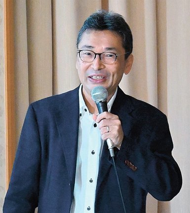 八雲とセツにまつわるエピソードを紹介する小泉凡館長＝松江市北田町、創価学会島根文化会館