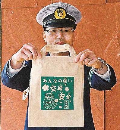 新１年生に贈られた反射エコバッグ＝雲南市三刀屋町給下、三刀屋小学校
