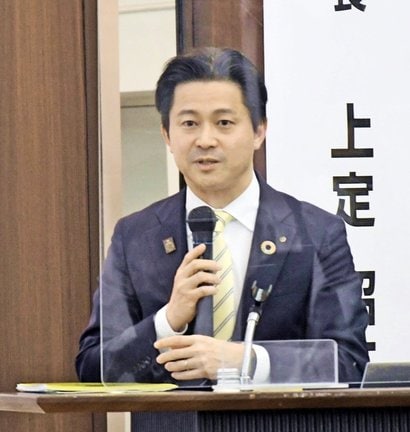 松江市の総合計画を説明する上定昭仁市長＝松江市朝日町、松江エクセルホテル東急