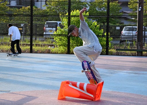 スケートボードを楽しむ愛好者＝松江市東出雲町揖屋、揖屋ふれあい広場