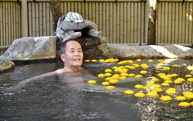 ゆず湯に入り、疲れを癒やす入湯客＝益田市美都町宇津川、美都温泉湯元館