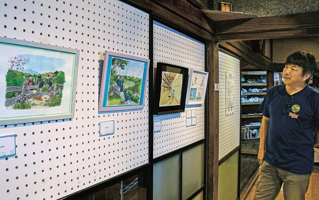 みはしたかこさんの作品を鑑賞する来場者＝浜田市西村町、Ｇａｌｌｅｒｙ＆Ｃａｆｅ　ＦＵＮ
