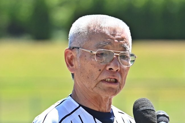 島根大会優勝後、インタビューに応じる野々村直通監督＝松江市営野球場