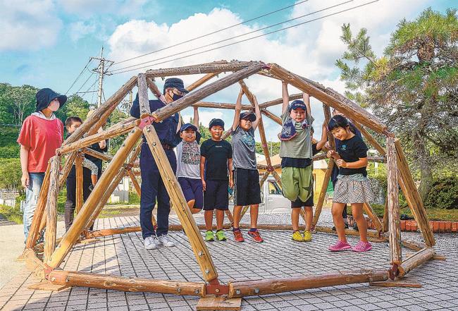 「ハデ木」を再利用したドームテントに入る子どもたち＝島根県邑南町高見、高原公民館