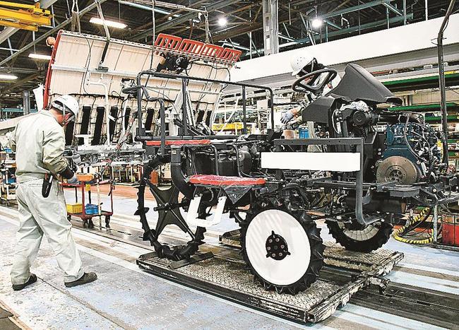 業界最速の新型田植え機を製造する三菱マヒンドラ農機の社員＝松江市東出雲町揖屋、同社