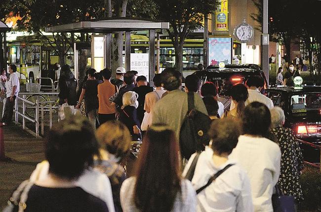 変電所火災による停電の影響でJR線の運転見合わせが続き、タクシーを待つ大勢の人たち=10日午後6時、JR赤羽駅前