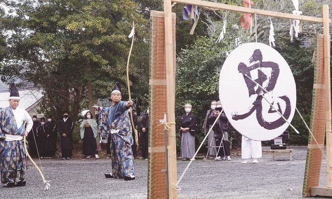 「鬼」と書いた的に矢を的中させる射手=大田市川合町、物部神社
