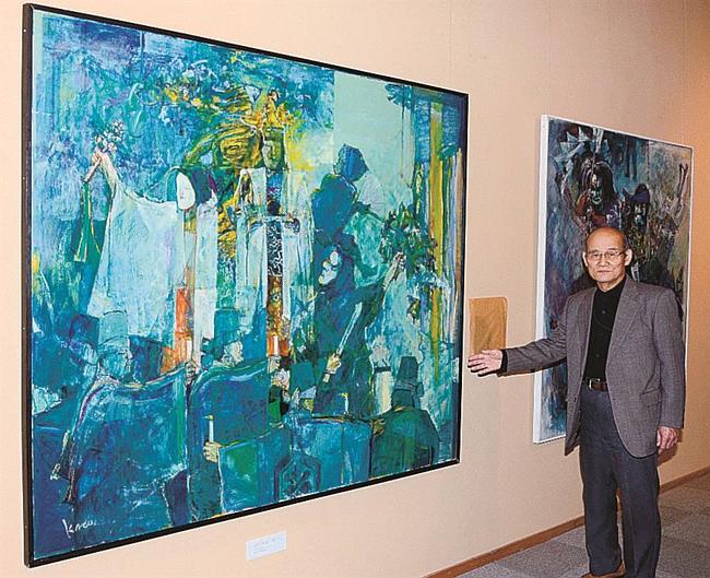 伝統芸能をテーマにした作品を紹介する佐藤收男さん＝出雲市天神町、今岡美術館