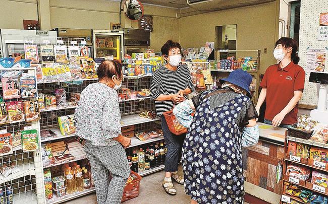 多くの住民でにぎわう地域マーケット＝島根県奥出雲町三沢