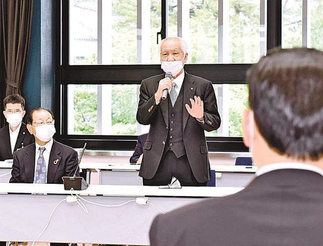 特殊鋼産業や地元経済への影響について語る安来商工会議所の木口重樹会頭（中央）＝松江市殿町、県庁