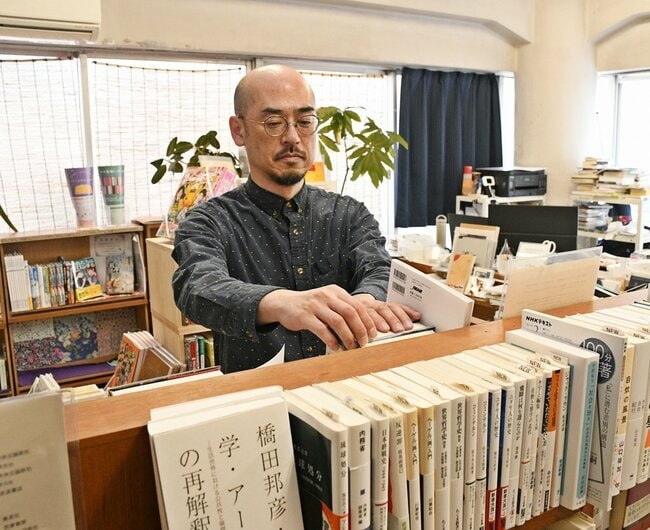 本の整理をする高木善祥さん＝鳥取市元町