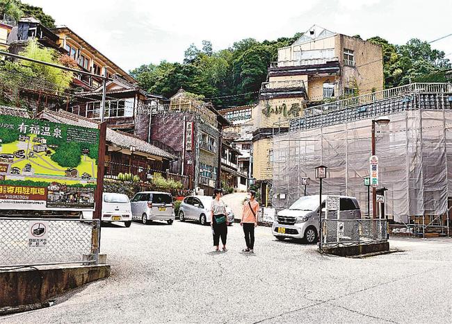 再生事業が本格的に始まった有福温泉。右手の工事中の建物がセントラルキッチン機能を備えたレストランになる＝江津市有福温泉町