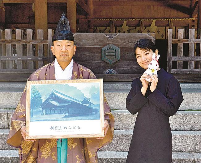イラスト原画を奉納した蒔田彩珠さん（右）＝松江市美保関町美保関、美保神社