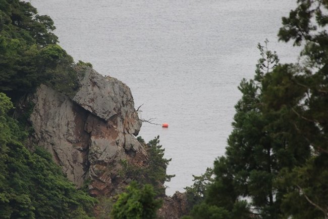魚雷のような物体の場所を示すブイ＝島根県隠岐の島町大久