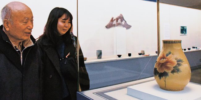 萬祥山焼の壺を鑑賞する来館者＝出雲市浜町、出雲文化伝承館