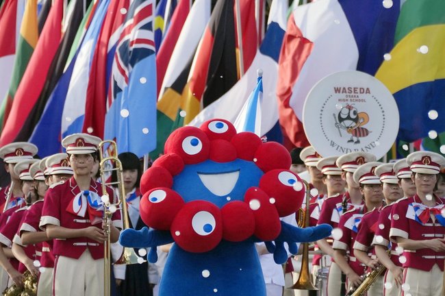 大阪・関西万博の閉幕日、パレードに登場したミャクミャク=10月13日、大阪市此花区の夢洲