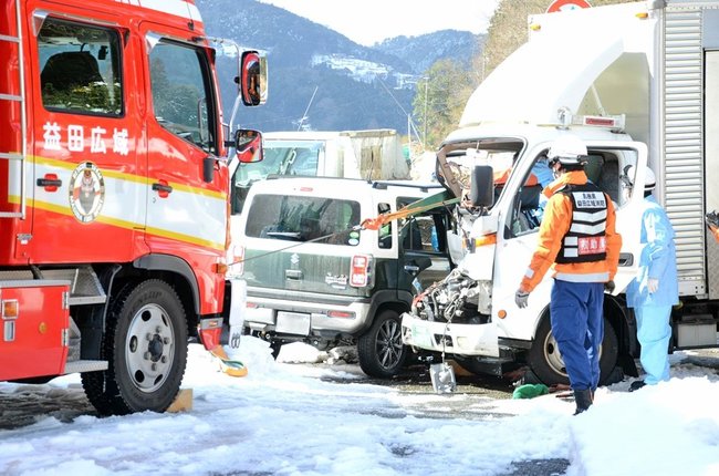 救助活動に当たる消防隊員＝益田市美都町都茂