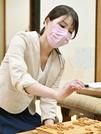 将棋界初の姉妹対決で敗れ、対局を振り返る里見咲紀女流初段＝２７日午後、大阪市の関西将棋会館
